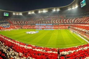 体彩大乐透|湖人队登机照引发热议，詹姆斯父子与东契奇、拉拉维亚同框亮相