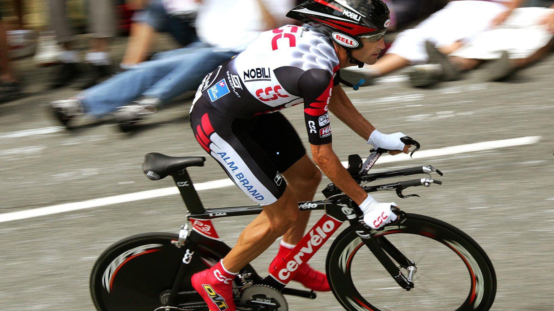 中足联颁奖典礼获奖者集体失声引热议，李霄鹏昔日三闷棍言犹在耳