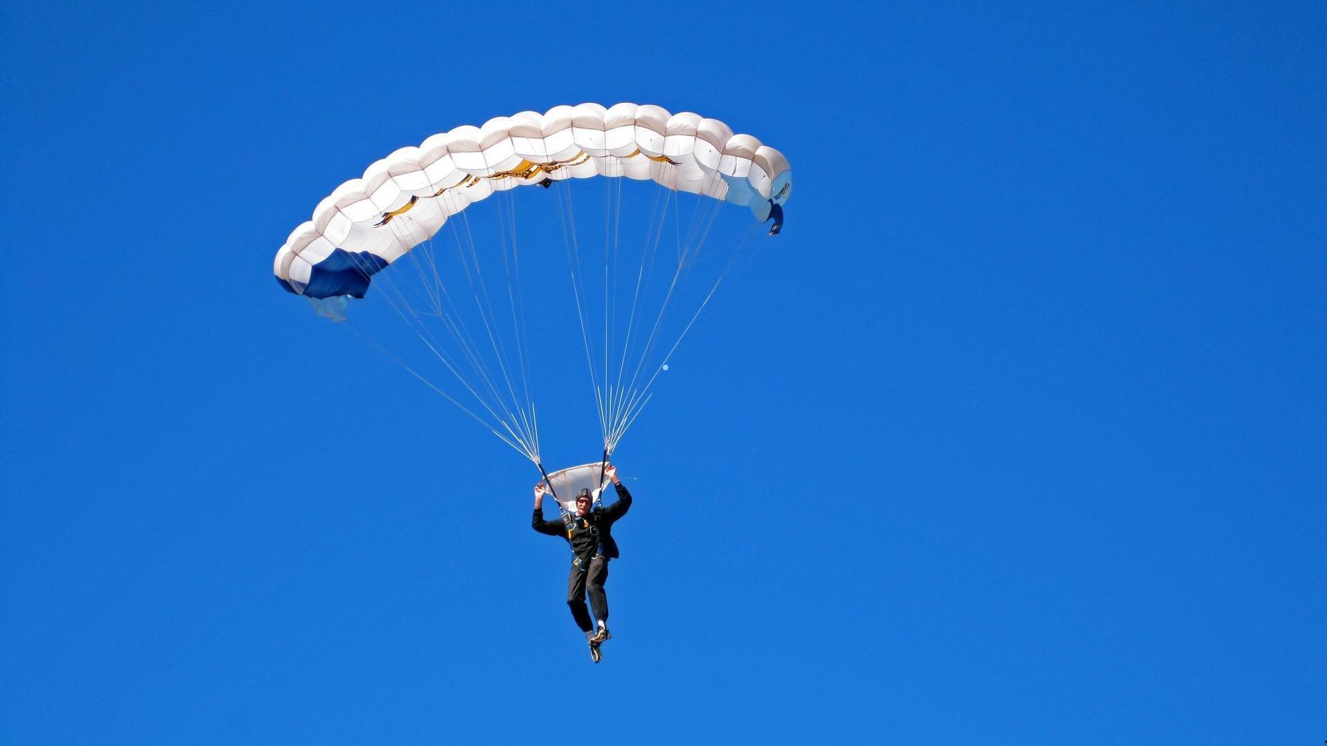中足联颁奖典礼获奖者集体失声引热议，李霄鹏昔日三闷棍言犹在耳